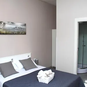 Bed & Breakfast Materdei 14, Naples